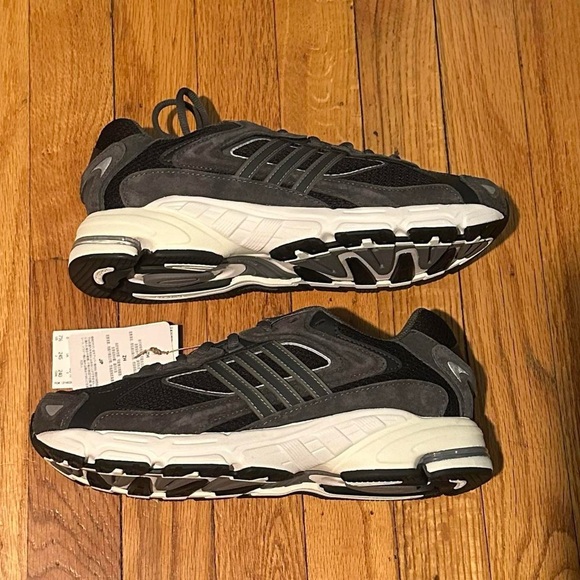 NIB adidas Response CL sneakers - Picture 3 of 8